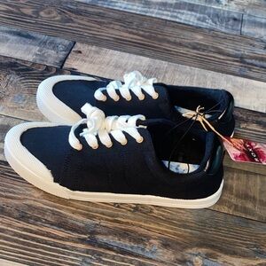 Roxy black and white canvas shoe size 8